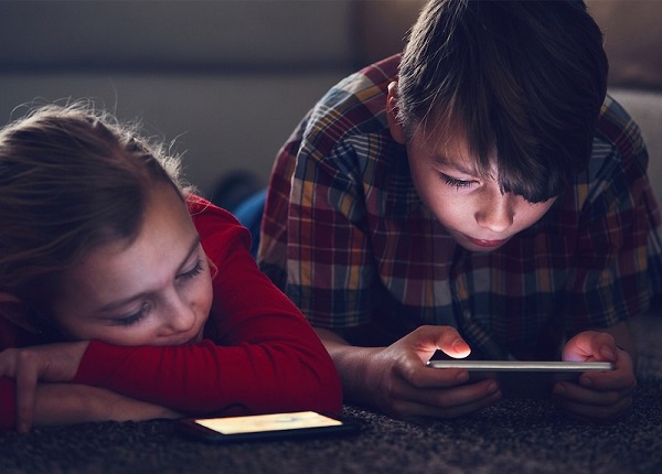 Cha mẹ phải làm thế nào khi trẻ sử dụng điện thoại quá nhiều