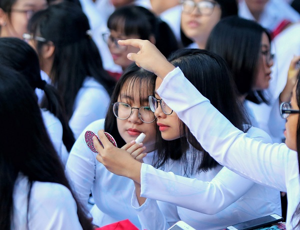 Trường cho phép học sinh nhuộm tóc, thoa son 'không nổi bật': Nên cấm hay khuyến khích?
