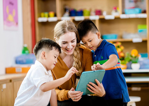 ba mẹ có thể tổ chức một số hoạt động vui chơi để bé tham gia